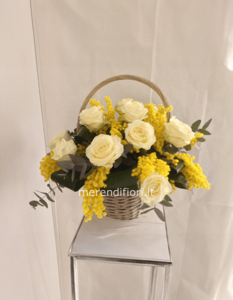 Cestino mimosa rose bianche 
