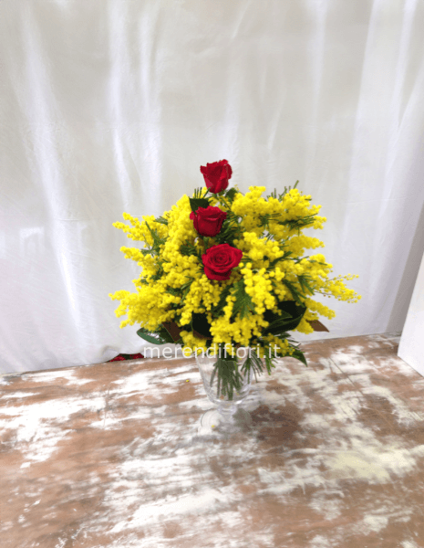 3 rose  rosse e mimosa 