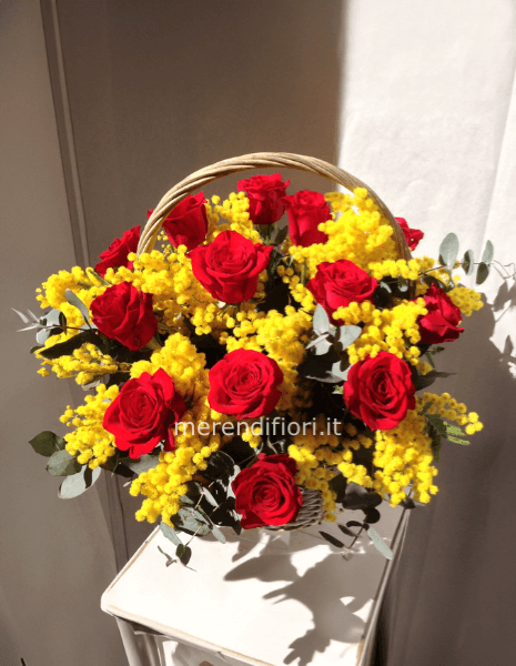 Cestino rose rosse e  mimosa